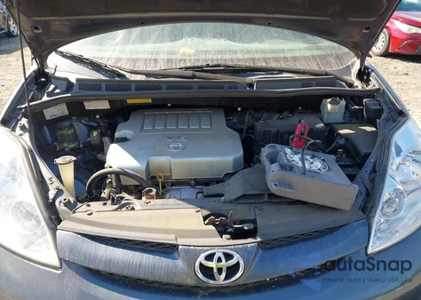 2010 Toyota Sienna Le z USA, uszkodzony, nr VIN 5TDKK4CC9AS332503